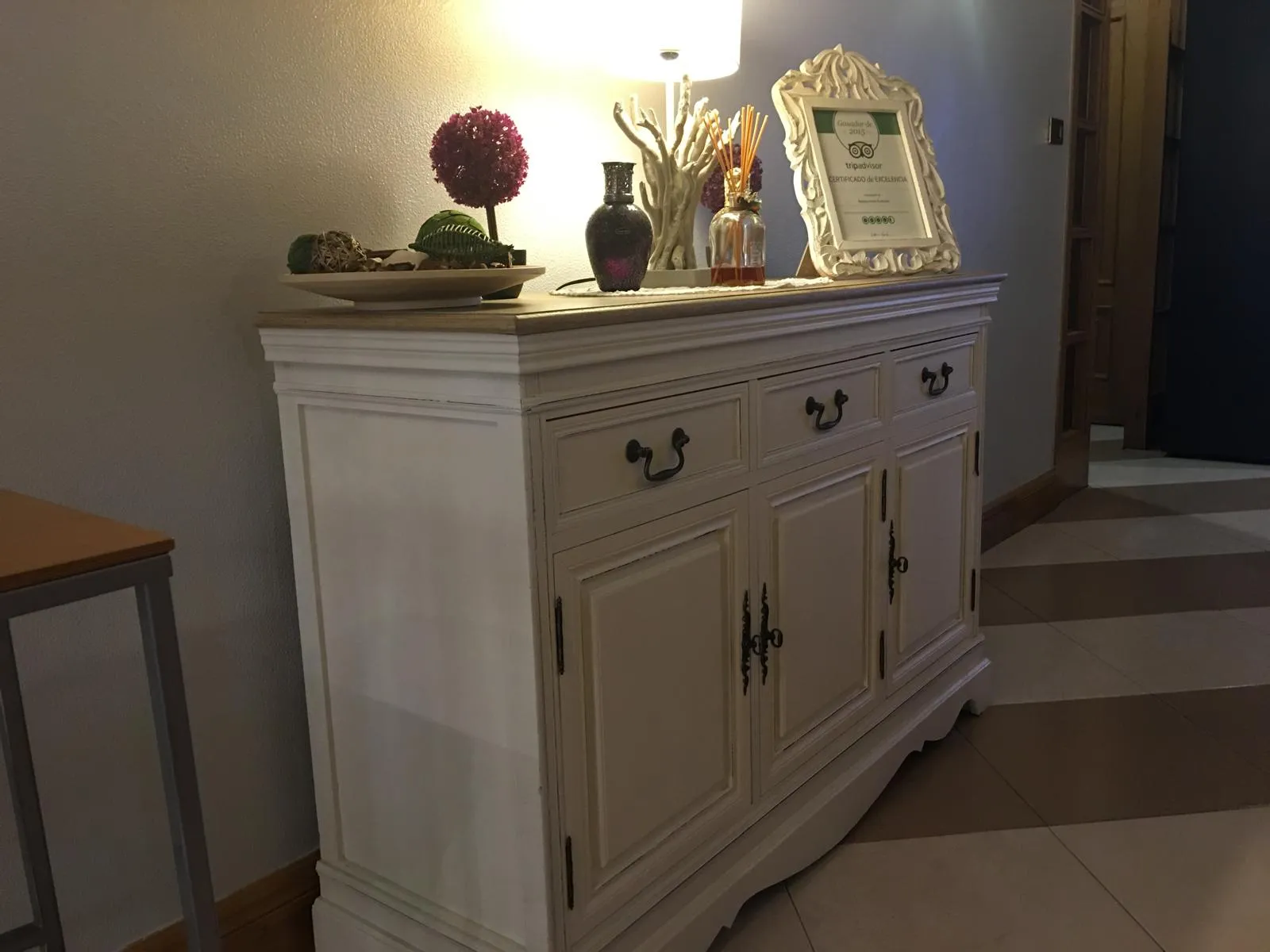 Detalle de la sala: aparador con flores
