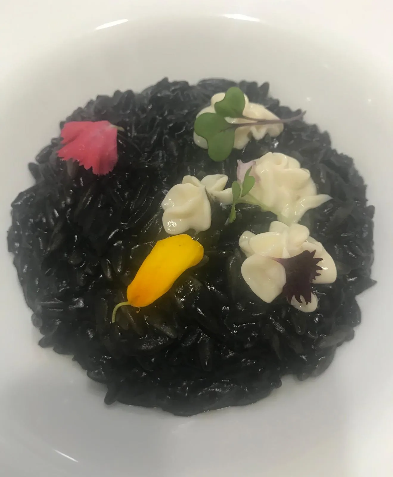 Arroz negro con alioli y flores