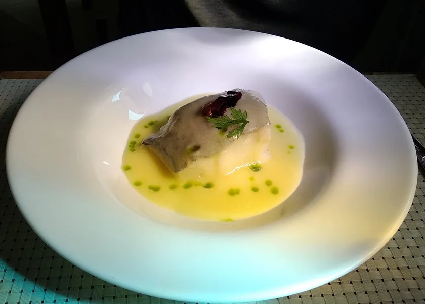 Bacalao con salsa y aceite de hierbas
