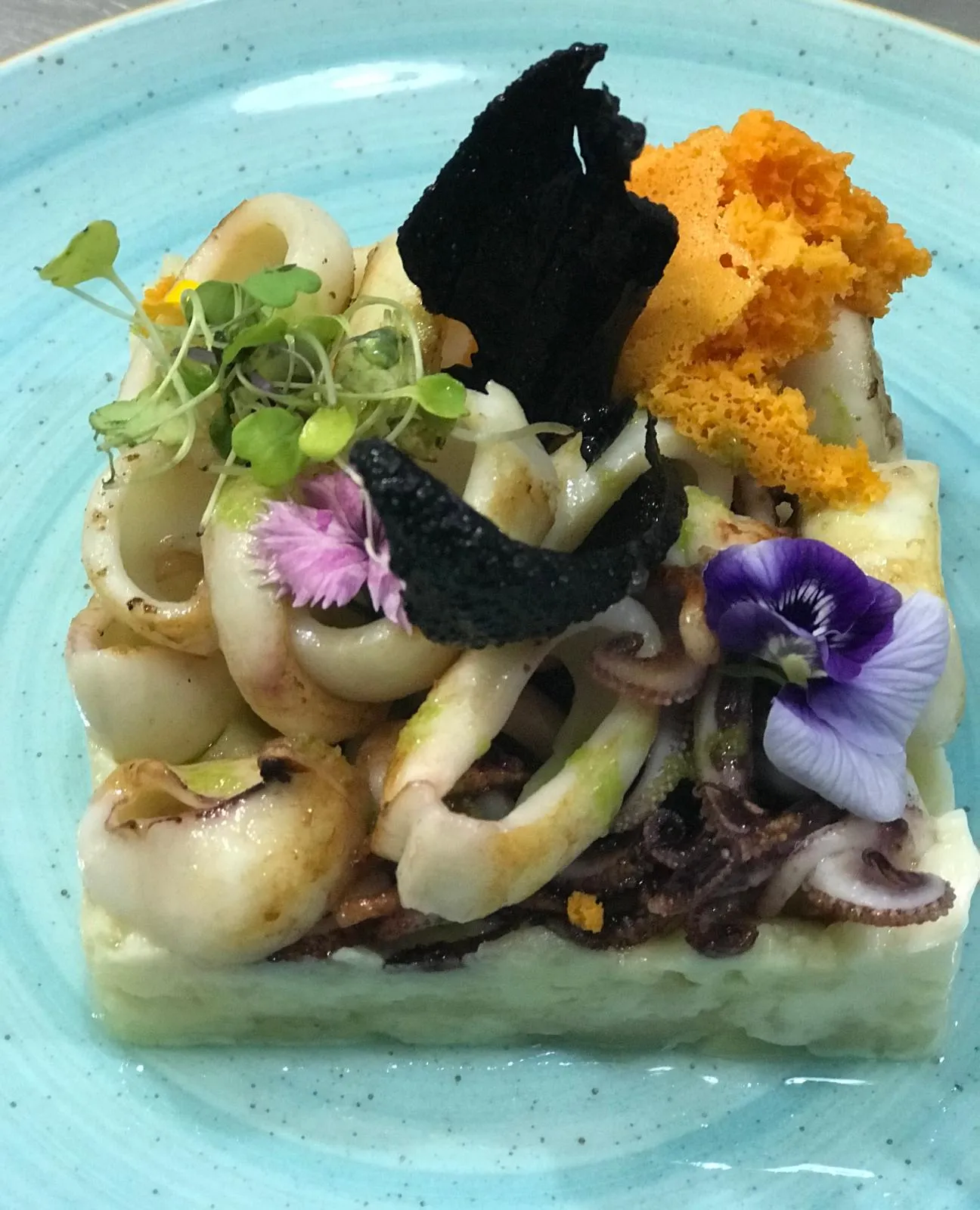 Chipirones a la plancha con crujiente de tinta y flores