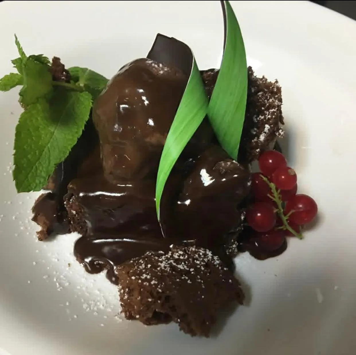 Postre de chocolate con grosellas y menta