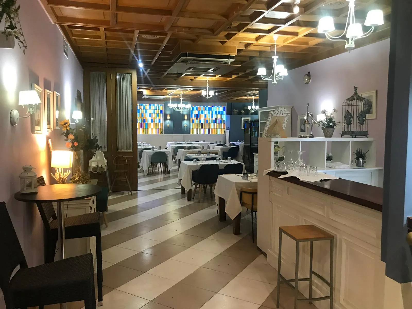 Entrada al comedor, con el artesonado de madera