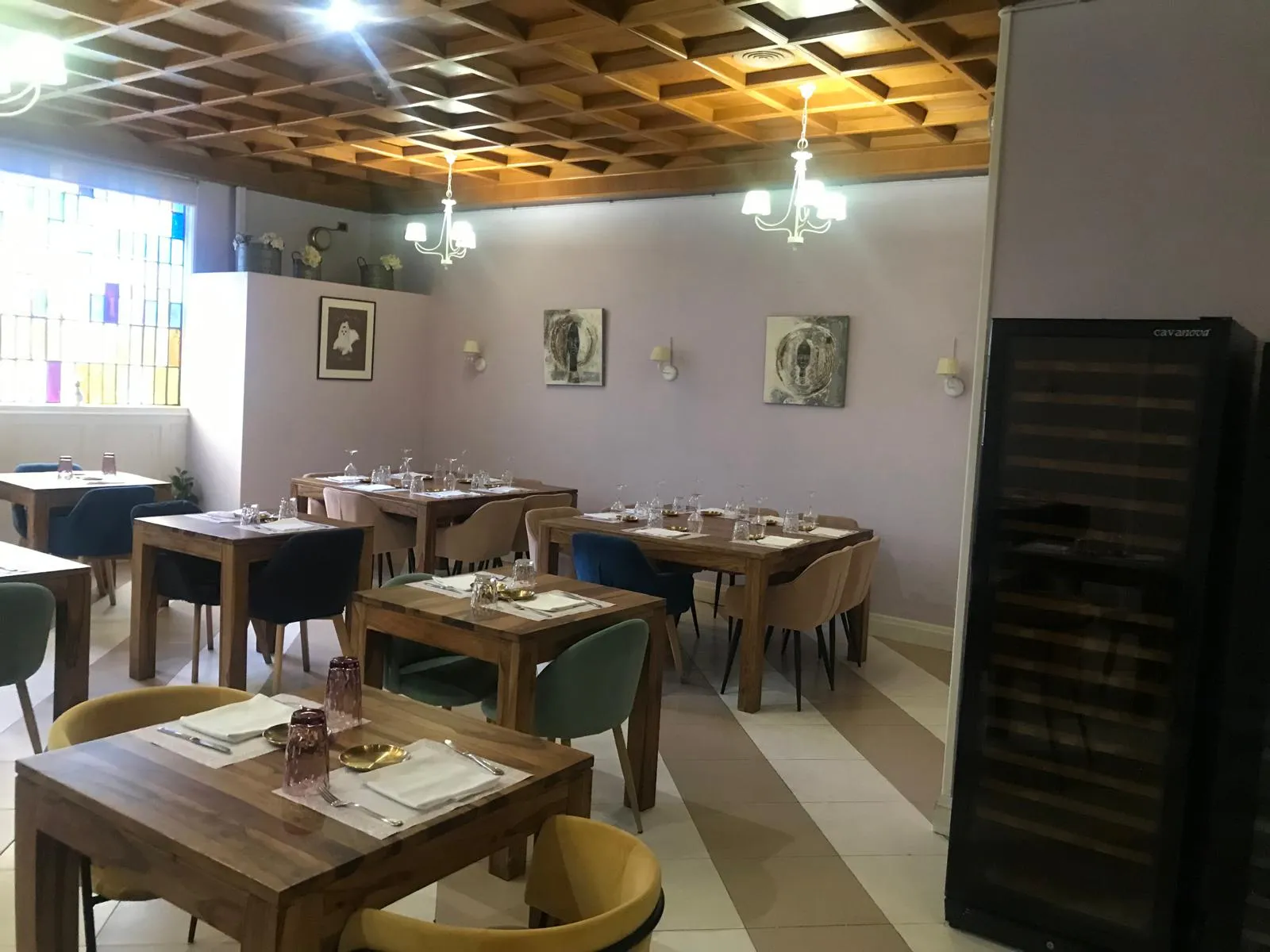 Mesas de madera junto a la vinoteca