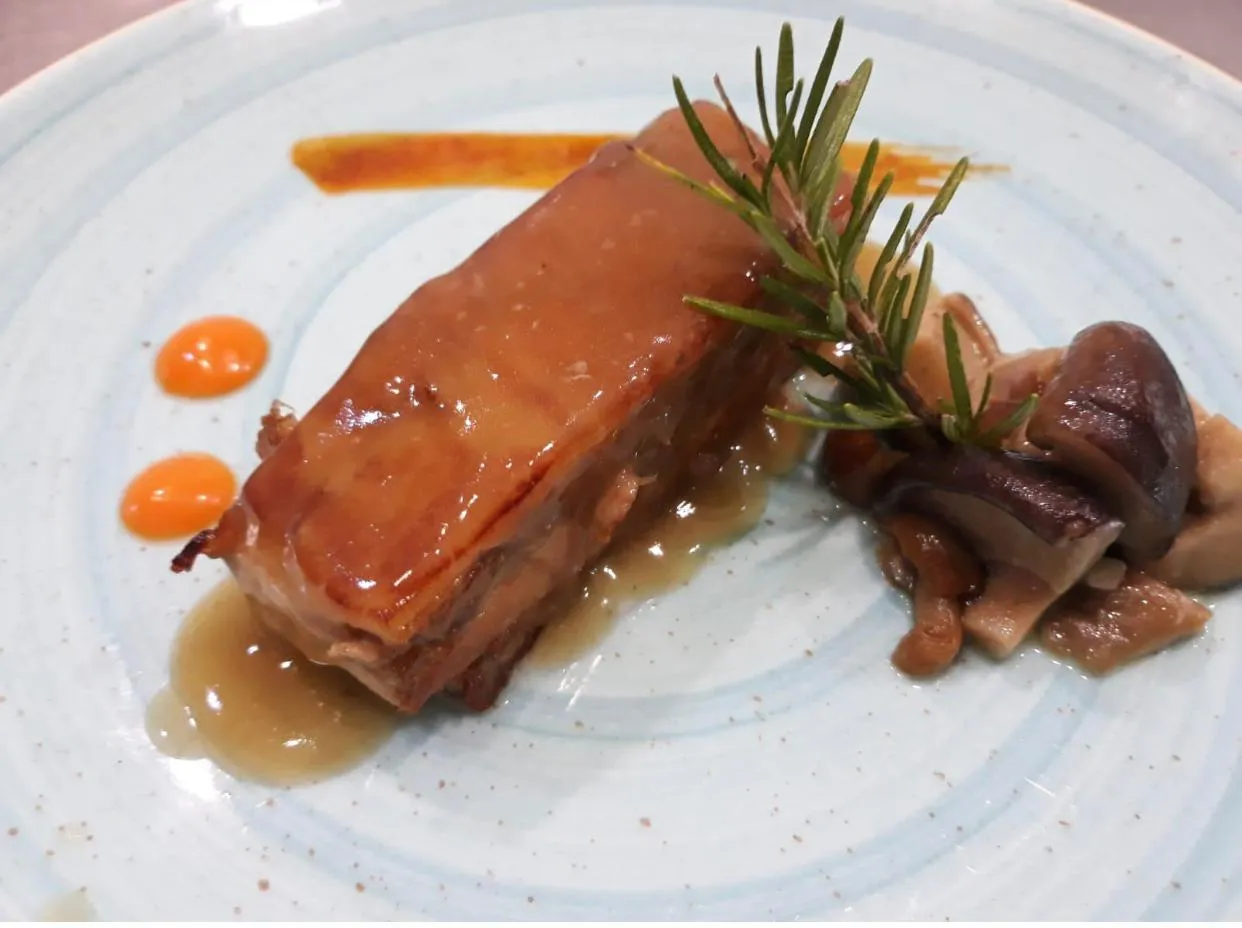 Carne confitada de piel crujiente con setas y romero