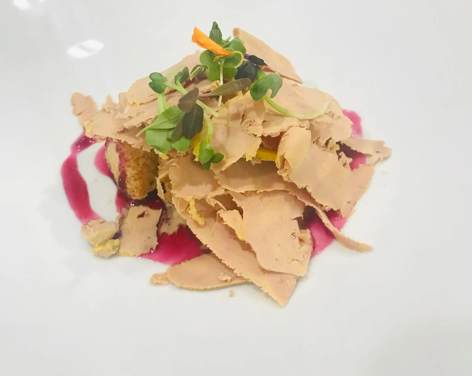 Virutas de foie sobre coulis de frutos rojos