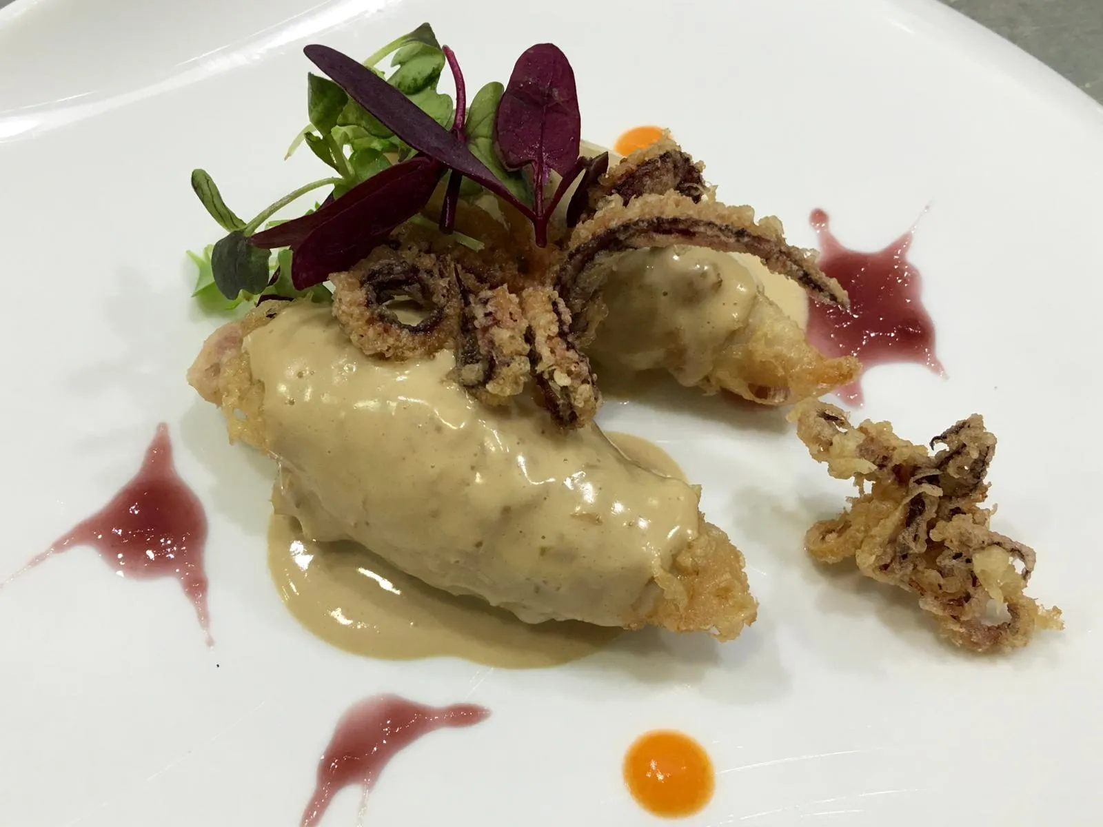 Pescado con salsa cremosa y crujiente de chipirón
