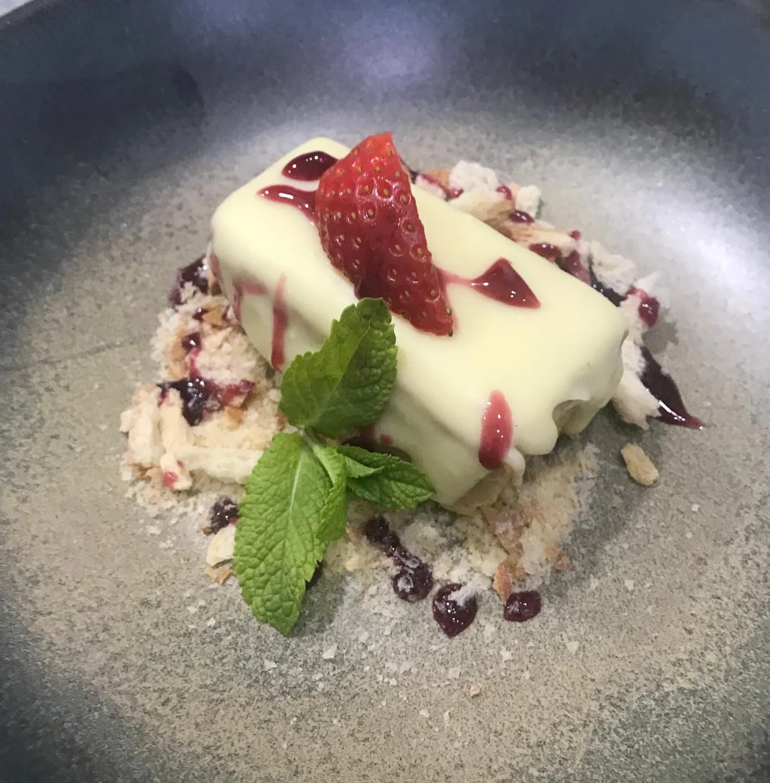 Postre helado con fresa y menta