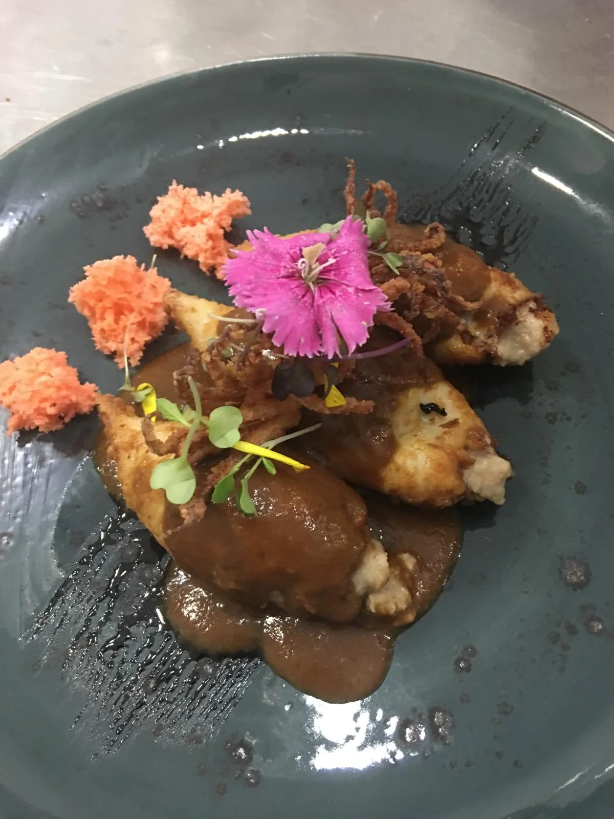 Rellenos en salsa con flores comestibles