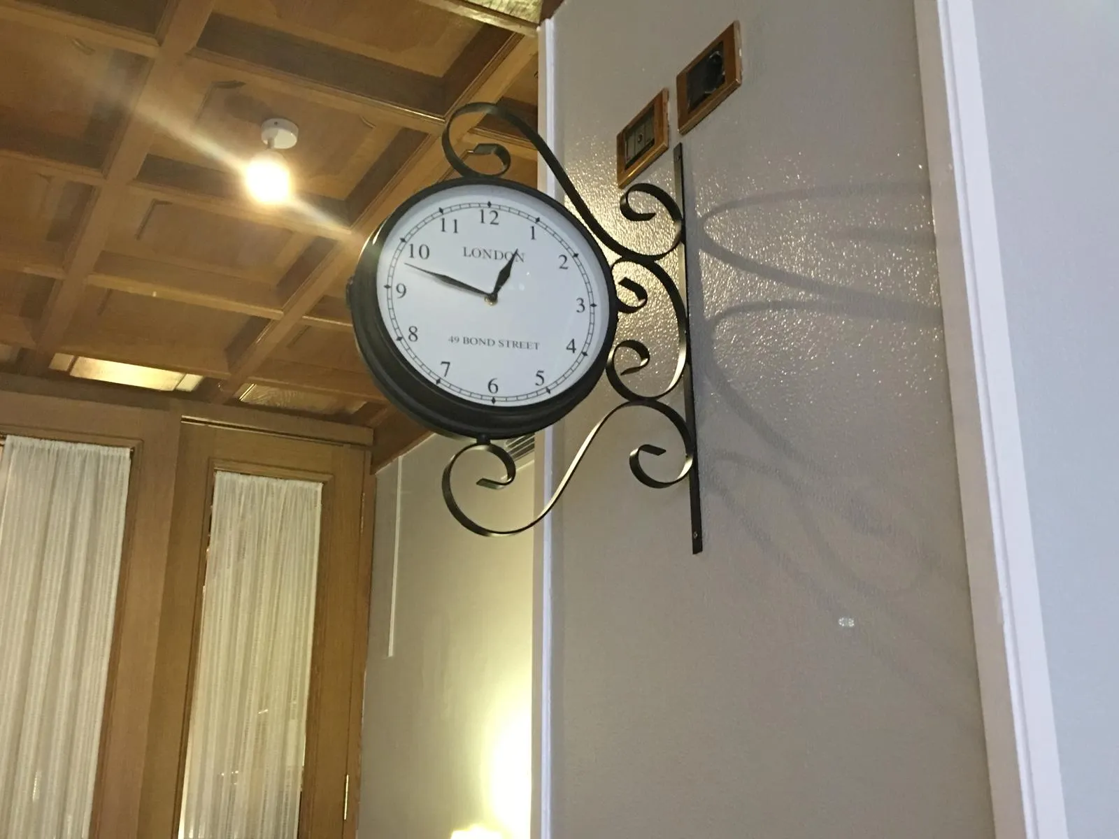Reloj de estación en el comedor