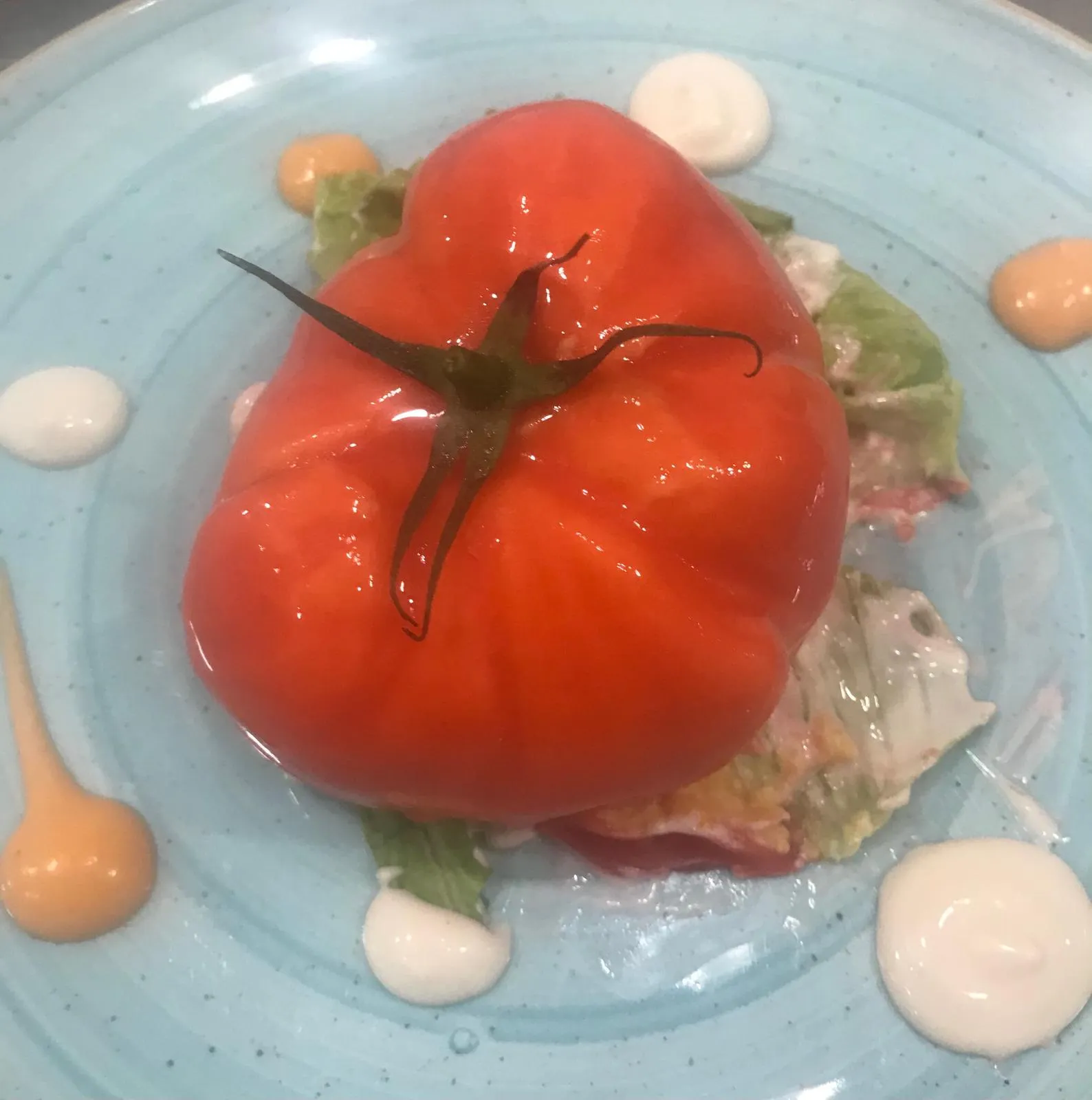Tomate de temporada sobre ensalada