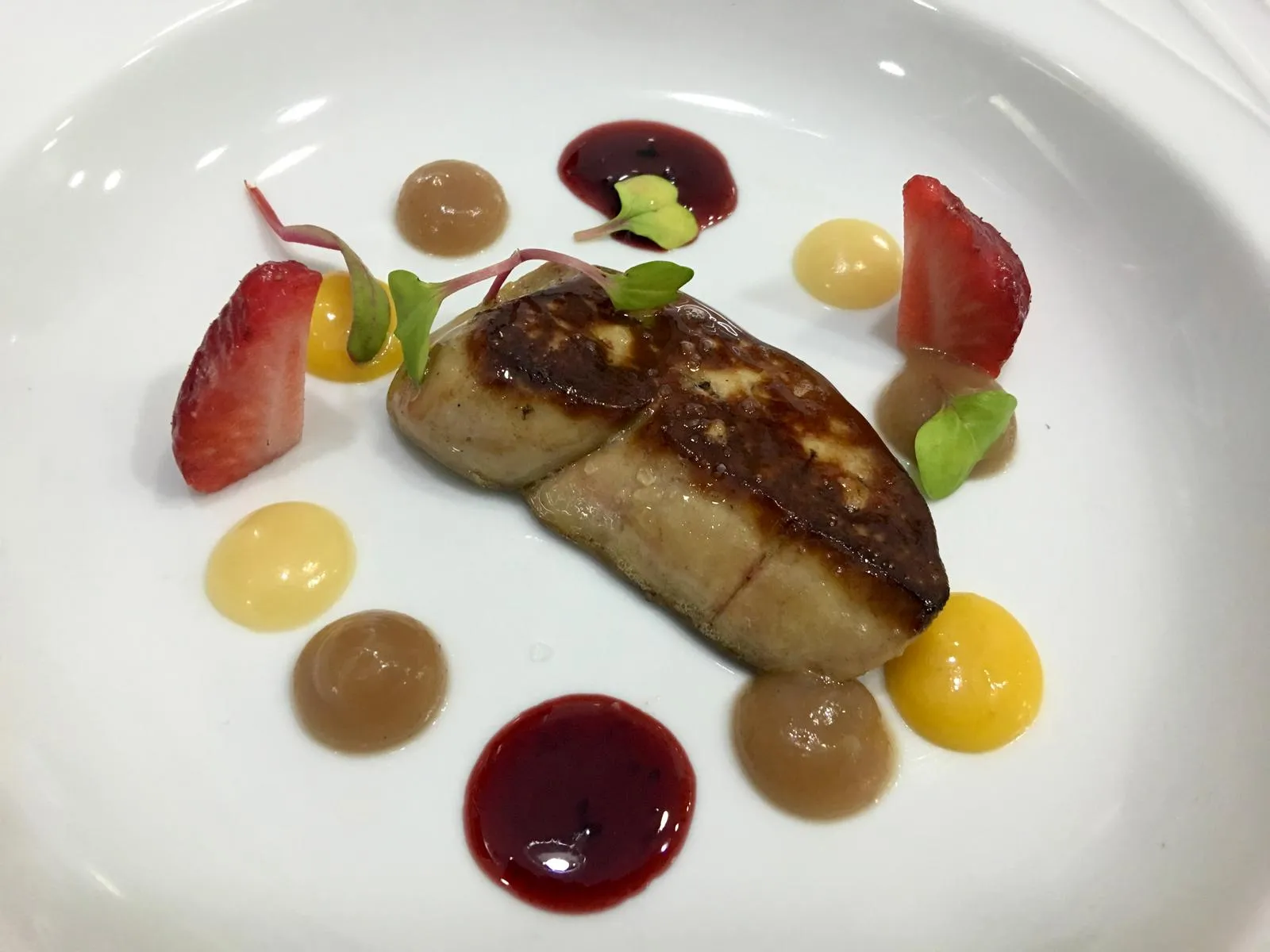 Foie a la plancha con purés de fruta y fresas