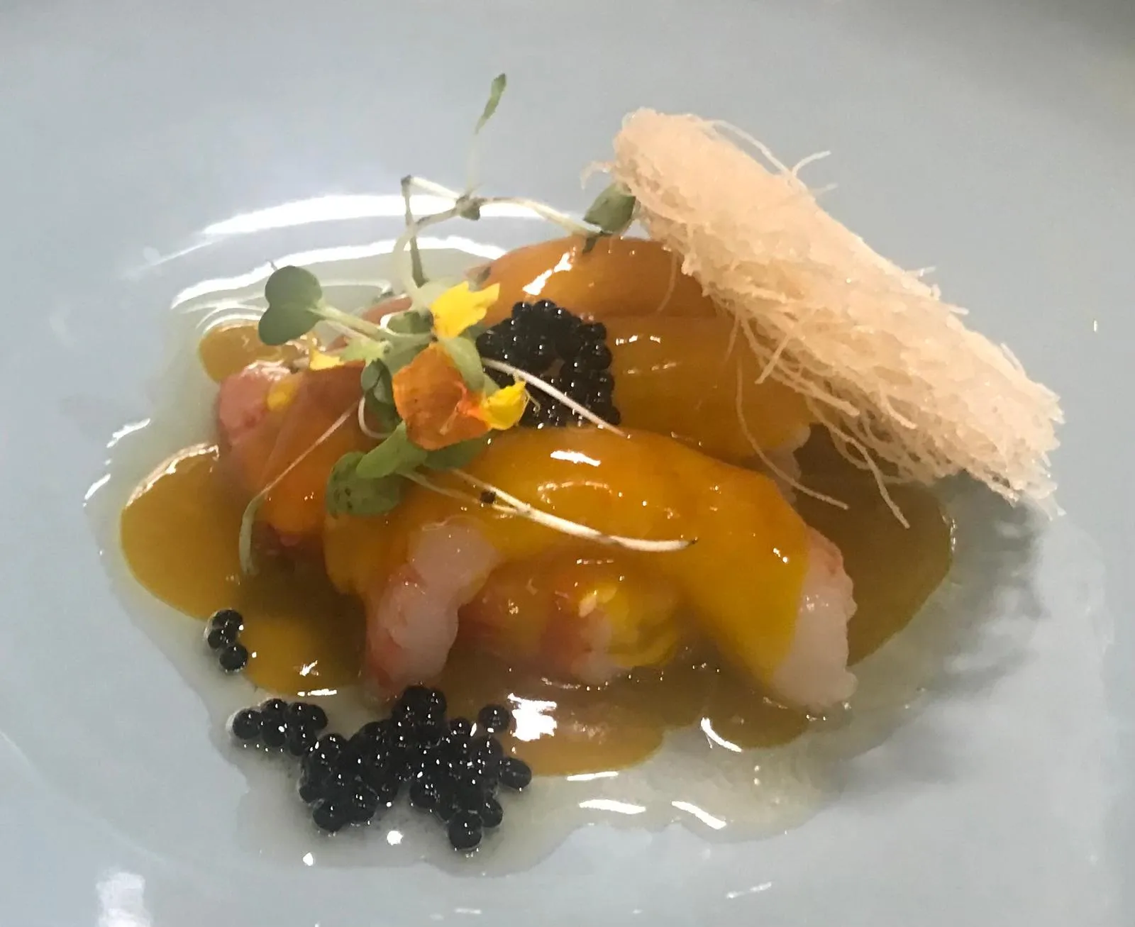 Langostinos con salsa de fruta, perlas y crujiente