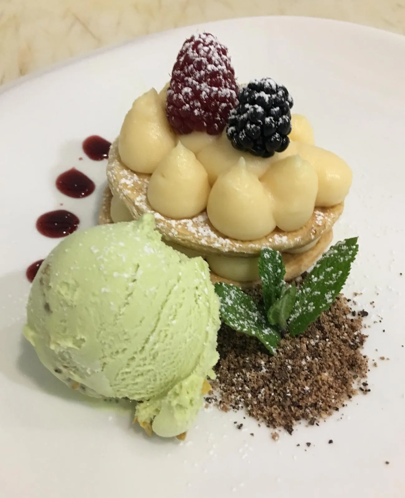 Milhojas de crema con frutos rojos y helado de pistacho